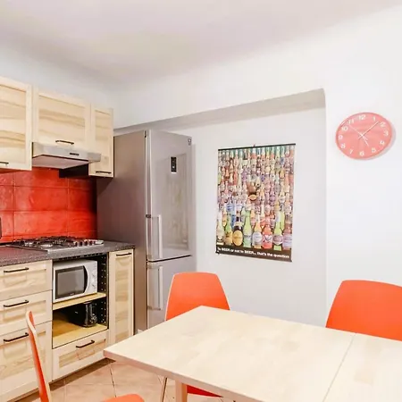 Guesthost - Cozy Retreat Near Historic Center Lägenhet *