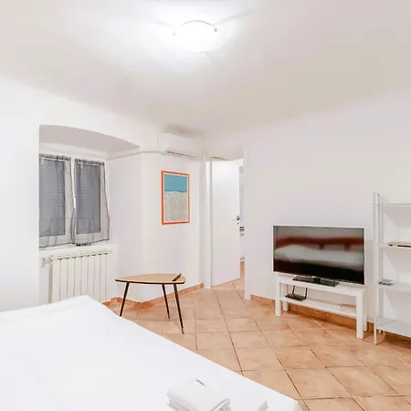 Guesthost - Cozy Retreat Near Historic Center