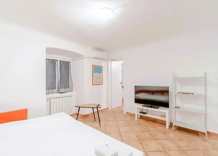 Guesthost - Cozy Retreat Near Historic Center